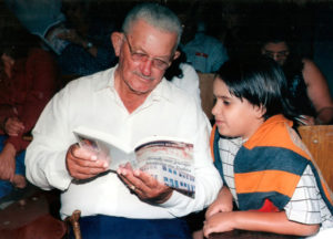 Jackson-Rubem- o octagenário Marinho Batista lê um trecho do livro Irecê: Um Pedaço Histórico da Bahia para seu bisneto.