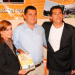 Jackson-Rubem-acompanhado-de-Ricardo-Rodrigues-atual-Prefeito-de-Lapão-e-sua-esposa-Iara-Machado-no-Lançamento-do-livro-LAPÃO-CEM-ANOS-DE-HISTÓRIA