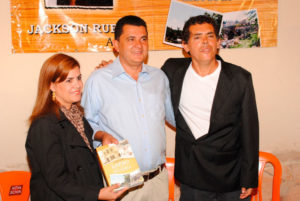 Jackson-Rubem-acompanhado-de-Ricardo-Rodrigues-atual-Prefeito-de-Lapão-e-sua-esposa-Iara-Machado-no-Lançamento-do-livro-LAPÃO-CEM-ANOS-DE-HISTÓRIA