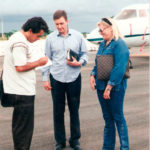 Jackson-Rubem-autografando-livro-para-Marcelo-Crivela-atual-prefeito-do-Rio-de-Janeiro