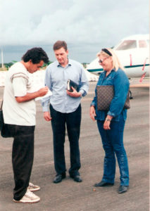 Jackson-Rubem-autografando-livro-para-Marcelo-Crivela-atual-prefeito-do-Rio-de-Janeiro