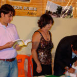Jackson-Rubem-autografando-o-livro-LAPÃO-CEM-ANOS-DE-HISTÓRIA-para-o-deputado-Pedro-Tavares-e-outros