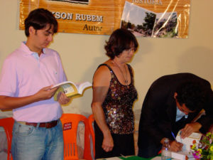 Jackson-Rubem-autografando-o-livro-LAPÃO-CEM-ANOS-DE-HISTÓRIA-para-o-deputado-Pedro-Tavares-e-outros
