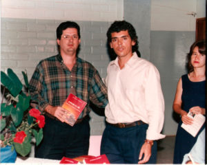 Jackson-Rubem-com-o-então-deputado-Juthay-Magalhães-presente-no-lançamento-do-livro-Irecê-História,-Casos-e-Lendas