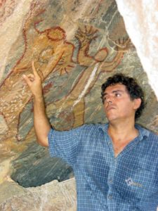 Jackson-Rubem-durante-pesquisa-histórica-em-gruta-com-Arte-Rupestre