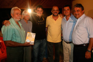Jackson-Rubem-ladeado-pelo-então-prefeito-Hermenilso-Carvalho,-vice-Ricardo-Rodrigues--e-outros-no-Lançamento-do-livro-LAPÃO-CEM-ANOS-DE-HISTÓRIA