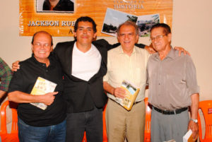 Jackson Rubem ladeado por Mudesto, deputado Reinaldo Braga e Valdemar Carvalho, no lançamento do livro Lapão, Cem Anos de História.