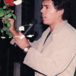 Jackson-Rubem,-oferecendo-rosa-ao-público-no-lançamento-de-seu-livro