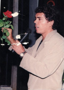 Jackson-Rubem,-oferecendo-rosa-ao-público-no-lançamento-de-seu-livro