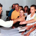 Jackson Rubem sendo cumprimentado no lançamento do seu livro Irecê - A Saga dos Imigrantes
