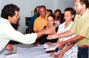 Jackson Rubem sendo cumprimentado no lançamento do seu livro Irecê - A Saga dos Imigrantes